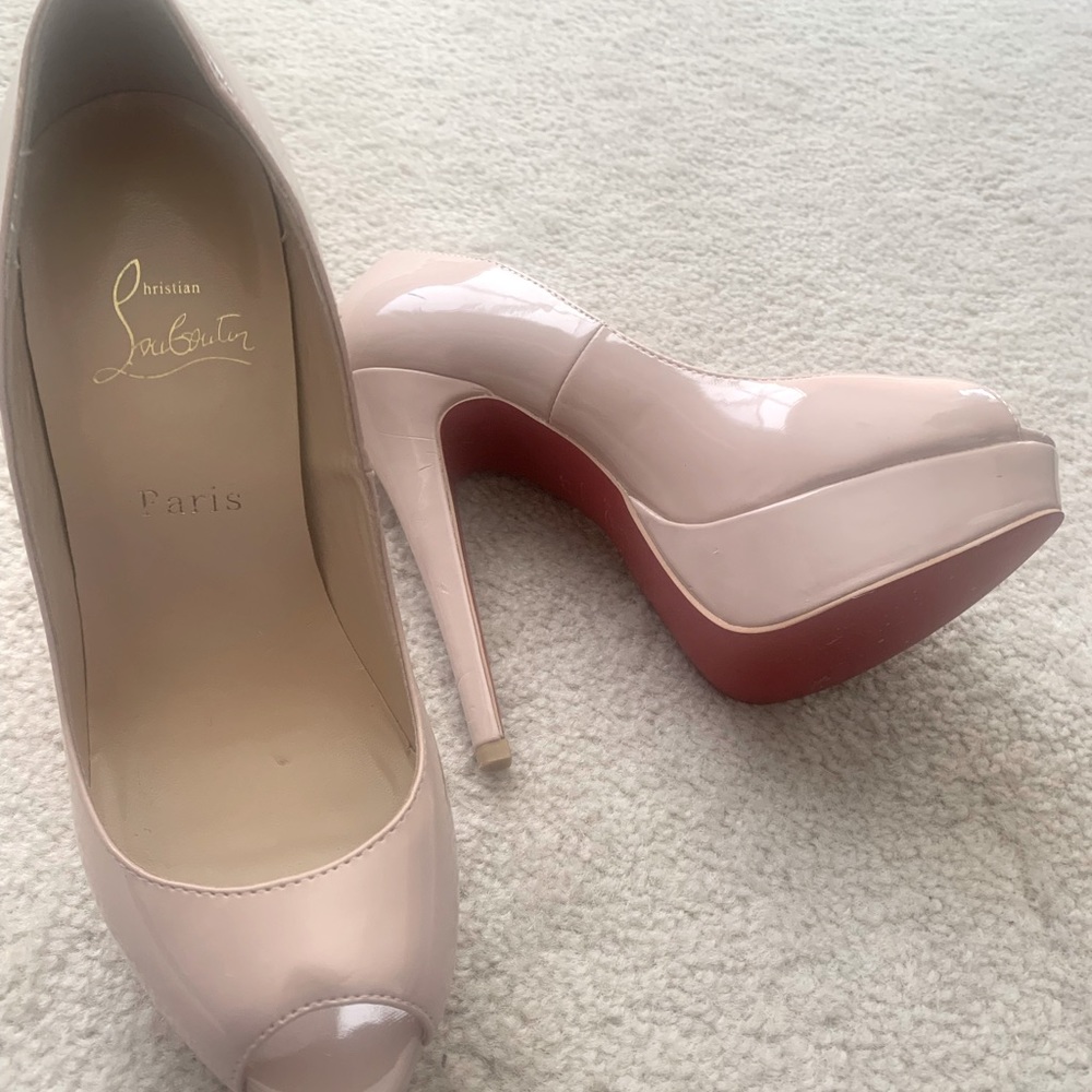 Red sole heels - size 7 1/2 have a few scuffs.